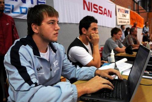 Der noch gesperrte Toni Bernhardt machte sich im kampfgericht nützlich